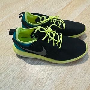 Nike youth size tennis shoes